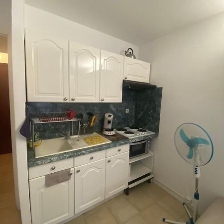 Joli Studio Neuf Av Terrasse A 50 M De La Mer Et Gare 罗克布吕讷-卡普马丹 外观 照片
